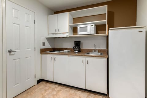 1 King Bed, Efficiency, Nonsmoking | Private kitchen | Fridge, microwave, stovetop, coffee/tea maker