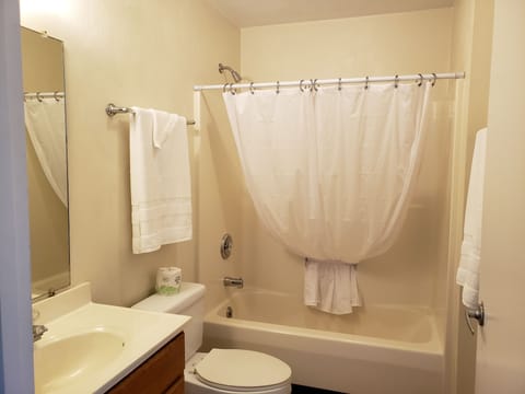 Standard Suite | Bathroom | Towels