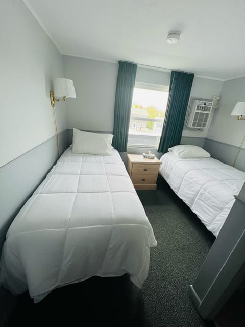 Economy Twin Room, 2 Twin Beds | Hypo-allergenic bedding, laptop workspace, free WiFi, bed sheets