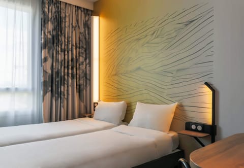 Twin Room, Non Smoking | Desk, free WiFi, bed sheets