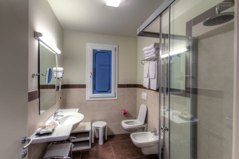 Junior Suite, Terrace (3) | Bathroom | Free toiletries, hair dryer, bidet, towels