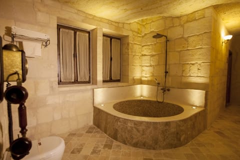 Majestic Cave Suite | Bathroom | Eco-friendly toiletries, hair dryer, bathrobes, slippers