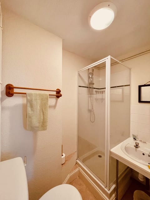 Standard Double Room, Ensuite, Park View (R9) | Bathroom