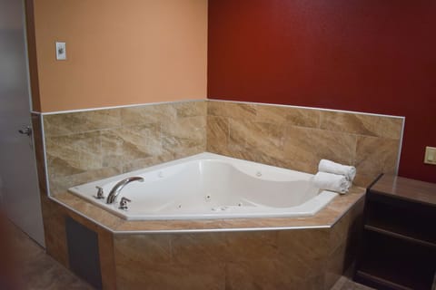 Suite, 1 King Bed, Non Smoking (Jacuzzi) | Private spa tub