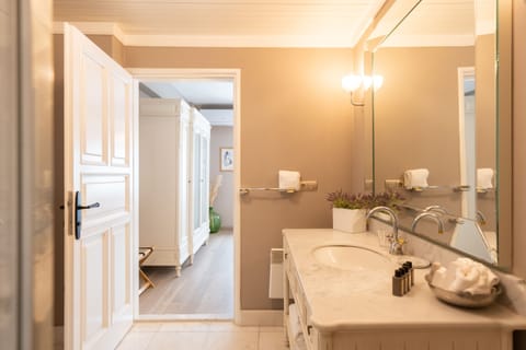 Premium Room | Bathroom | Shower, free toiletries, hair dryer, bathrobes