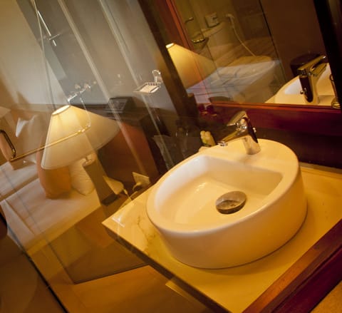 Deluxe Room | Bathroom | Shower, rainfall showerhead, designer toiletries, hair dryer