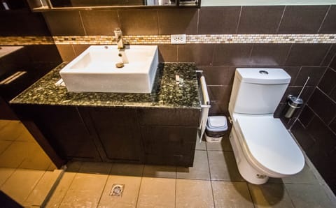 Ocean View Suites | Bathroom | Shower, free toiletries, towels