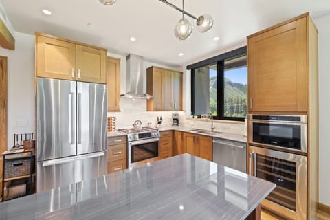 Deluxe Condo, 2 Bedrooms, Mountain View | Private kitchen | Microwave, oven, stovetop, dishwasher