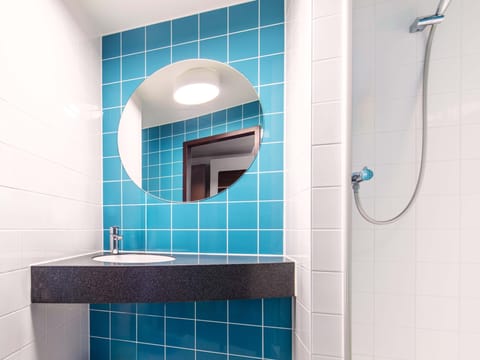 Desk, soundproofing, free WiFi, bed sheets