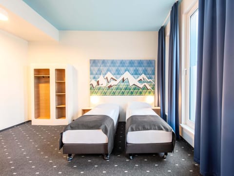 Desk, soundproofing, free WiFi, bed sheets