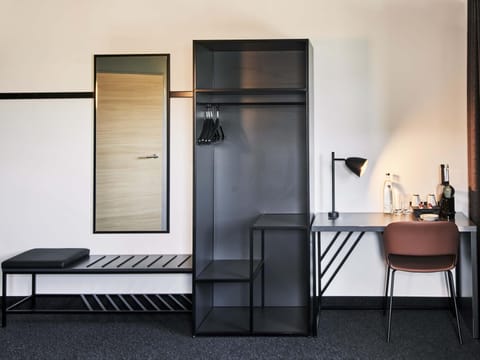 Desk, soundproofing, free WiFi, bed sheets