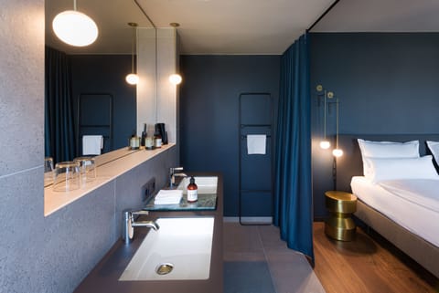 EMI Suite | Bathroom | Shower, free toiletries, hair dryer, bathrobes