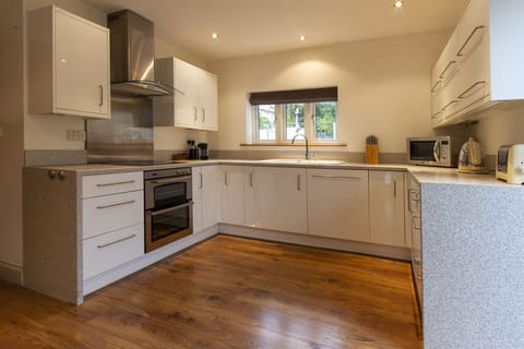 Luxury House, Ensuite, Mountain View (The Lookout Keswick) | Shared kitchen