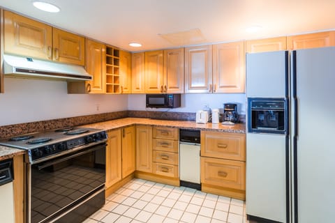 Panoramic Condo, 3 Bedrooms, Kitchen, Ocean View | Private kitchen | Fridge, microwave, oven, stovetop