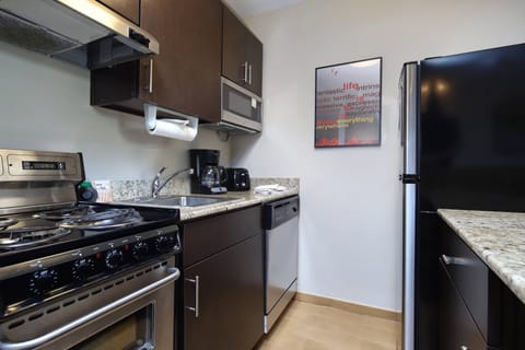 Full-size fridge, microwave, oven, stovetop