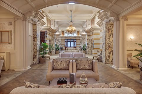 Breakfast, lunch and dinner served