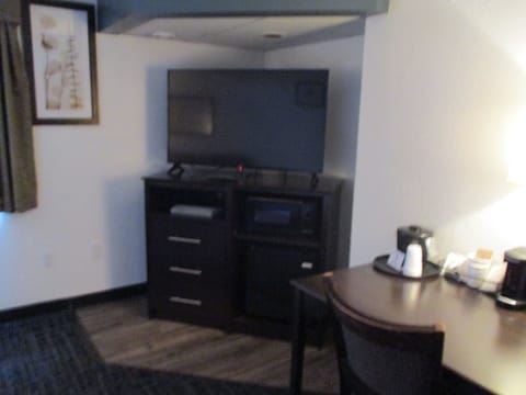 Suite, 1 King Bed, Non Smoking | Desk, blackout drapes, soundproofing, iron/ironing board