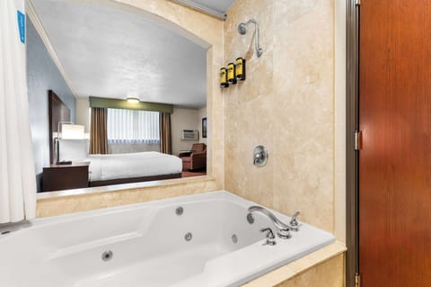 Standard Room, 1 King Bed, Non Smoking, Jetted Tub (Larger Room) | Bathroom | Free toiletries, hair dryer, towels, soap