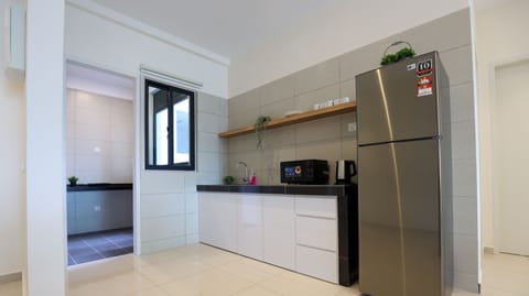 Luxury Apartment, 3 Bedrooms | Private kitchen | Full-size fridge, microwave, cookware/dishes/utensils