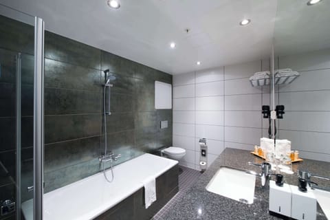 Suite (Master) | Bathroom | Shower, hair dryer, towels