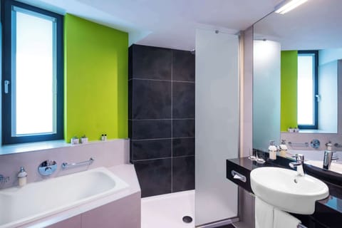 Deluxe Room, 1 King Bed, City View | Bathroom | Eco-friendly toiletries, hair dryer, towels, soap