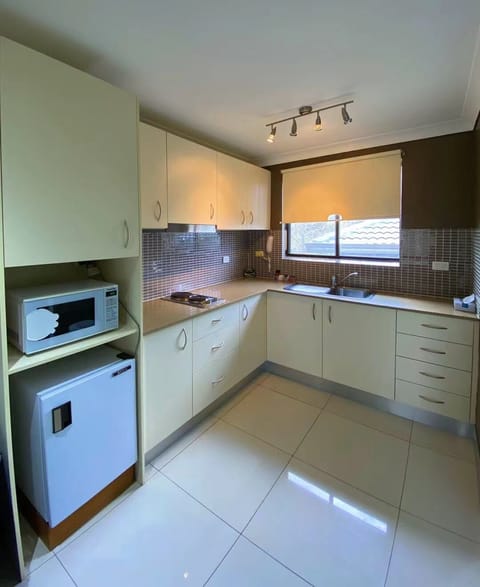 Deluxe Studio Suite, 1 King Bed, Kitchenette | Private kitchen | Fridge