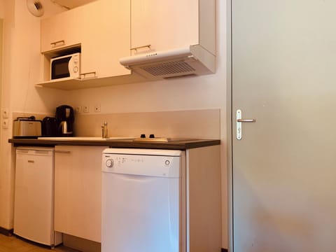 Full-size fridge, microwave, stovetop, dishwasher