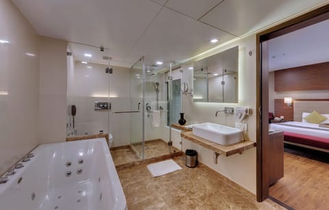 Studio Suite | Bathroom | Shower, free toiletries, hair dryer, slippers