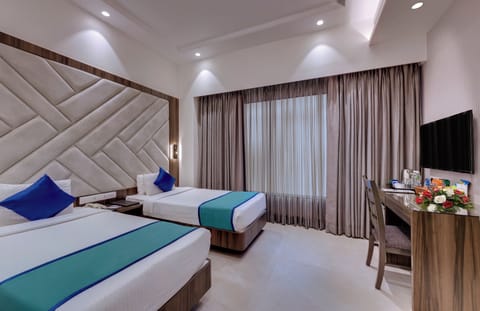 Deluxe Room, 1 King Bed | Premium bedding, minibar, in-room safe, desk