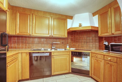 Standard Apartment, 3 Bedrooms | Private kitchen