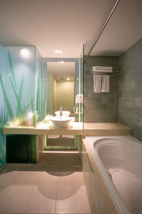 Junior Suite (Eden) | Bathroom | Free toiletries, hair dryer, slippers, towels