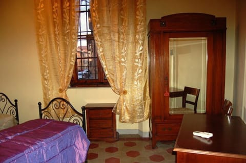 Single Room, 1 Twin Bed, Shared Bathroom | Individually decorated, individually furnished, desk, laptop workspace