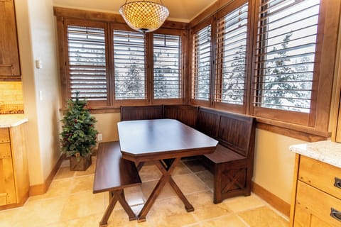 House (6 Bedrooms) | Exterior