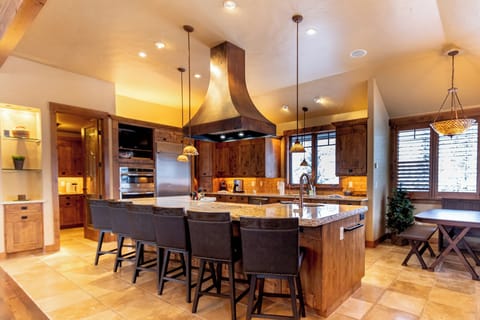 House (6 Bedrooms) | Exterior