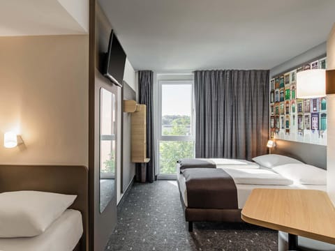 Desk, soundproofing, free WiFi