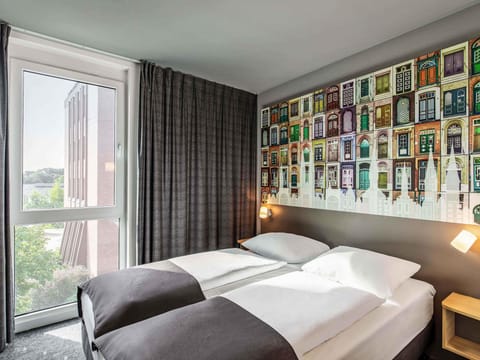 Desk, soundproofing, free WiFi