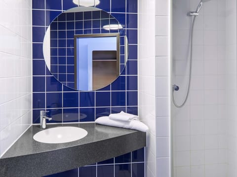 Desk, soundproofing, free WiFi, bed sheets