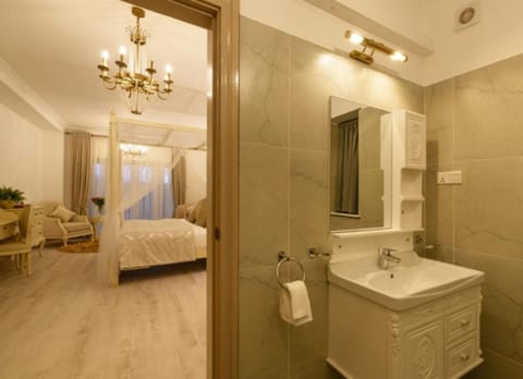 Luxury Double Room | Bathroom | Shower, rainfall showerhead, free toiletries, hair dryer