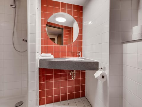 Hypo-allergenic bedding, desk, soundproofing, free WiFi