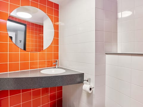 Desk, soundproofing, free WiFi, bed sheets