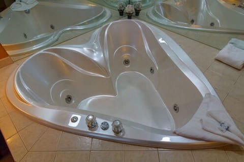 Suite (Jacuzzi) | Jetted tub