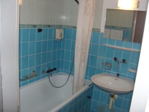 Basic Double or Twin Room, 1 Bedroom, Mountain View, Mountainside | Bathroom | Hair dryer, shampoo, toilet paper