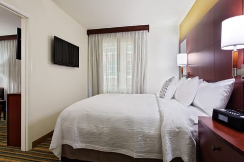 Suite, 2 Bedrooms, Non Smoking | In-room safe, desk, iron/ironing board, free cribs/infant beds