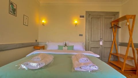 SAAT KULESI 1901 | Egyptian cotton sheets, premium bedding, minibar, desk