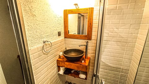 KONAK PIER 1867 | Bathroom | Shower, free toiletries, hair dryer, slippers