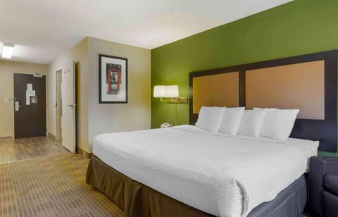 Studio, 1 King Bed | Desk, iron/ironing board, free WiFi, bed sheets