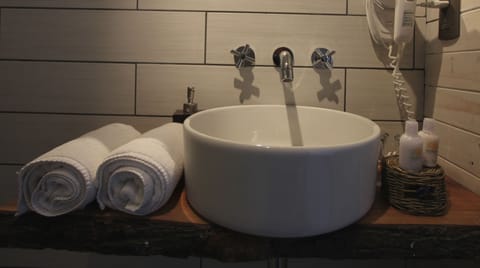 Superior Double or Twin Room, Sea View | Bathroom sink