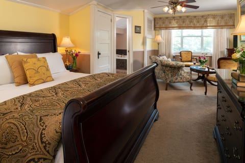 Royal Hideaway | Premium bedding, iron/ironing board, free WiFi, bed sheets