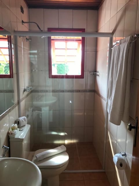 Standard Room | Bathroom | Shower, rainfall showerhead, free toiletries, hair dryer