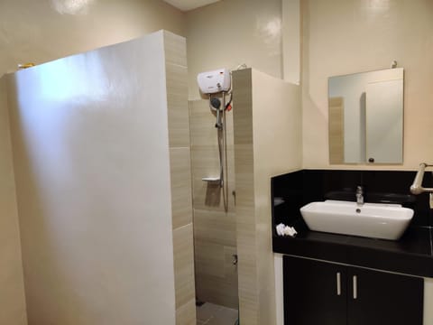 Standard Apartment, 2 Bedrooms | Bathroom | Shower, towels